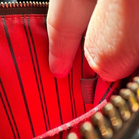 Neverfull Damier Ebene clutch with cherry color inside; Lined - Picture 7 of 7